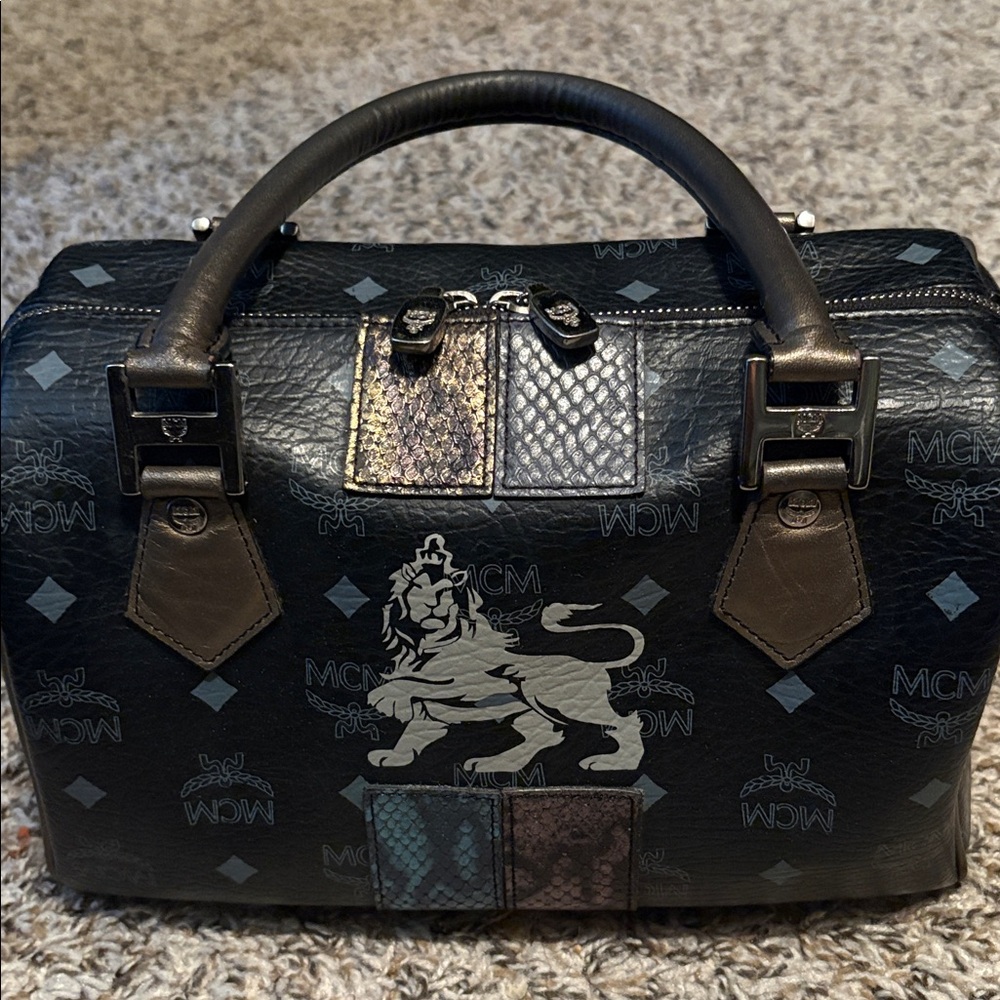 Authentic MCM ‘Visetos’ “Princess” Lioness ‘Boston’ Bag - Picture 4 of 16